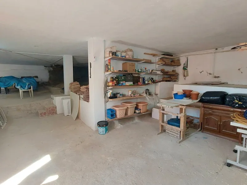 Huge house with large plot in Puerto de la Torre, 10 minutes from Avenida de Carlos Haya, privileged location in quiet area and minutes from Malaga, easy access to the highway. It is distributed in 5 bedrooms and 2 bathrooms, a large living room, terraces
