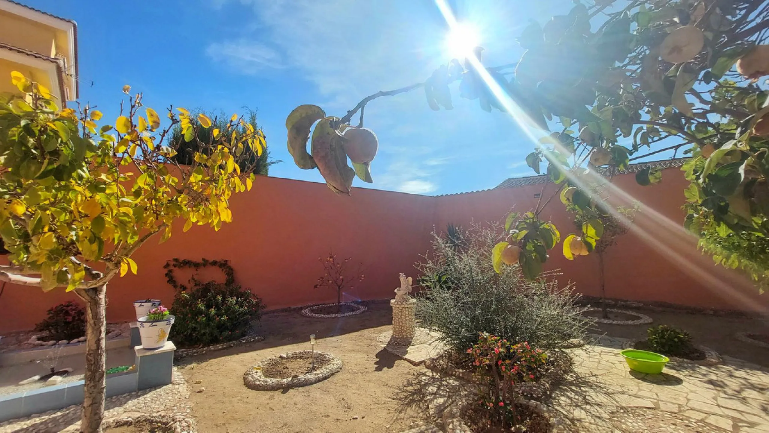 Huge house with large plot in Puerto de la Torre, 10 minutes from Avenida de Carlos Haya, privileged location in quiet area and minutes from Malaga, easy access to the highway. It is distributed in 5 bedrooms and 2 bathrooms, a large living room, terraces