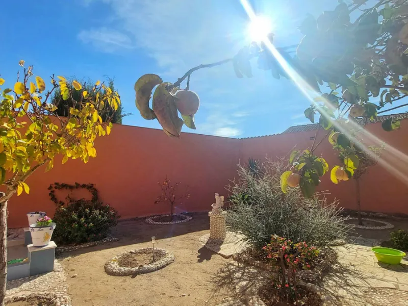 Huge house with large plot in Puerto de la Torre, 10 minutes from Avenida de Carlos Haya, privileged location in quiet area and minutes from Malaga, easy access to the highway. It is distributed in 5 bedrooms and 2 bathrooms, a large living room, terraces
