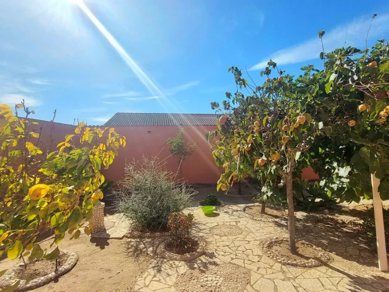 Huge house with large plot in Puerto de la Torre, 10 minutes from Avenida de Carlos Haya, privileged location in quiet area and minutes from Malaga, easy access to the highway. It is distributed in 5 bedrooms and 2 bathrooms, a large living room, terraces