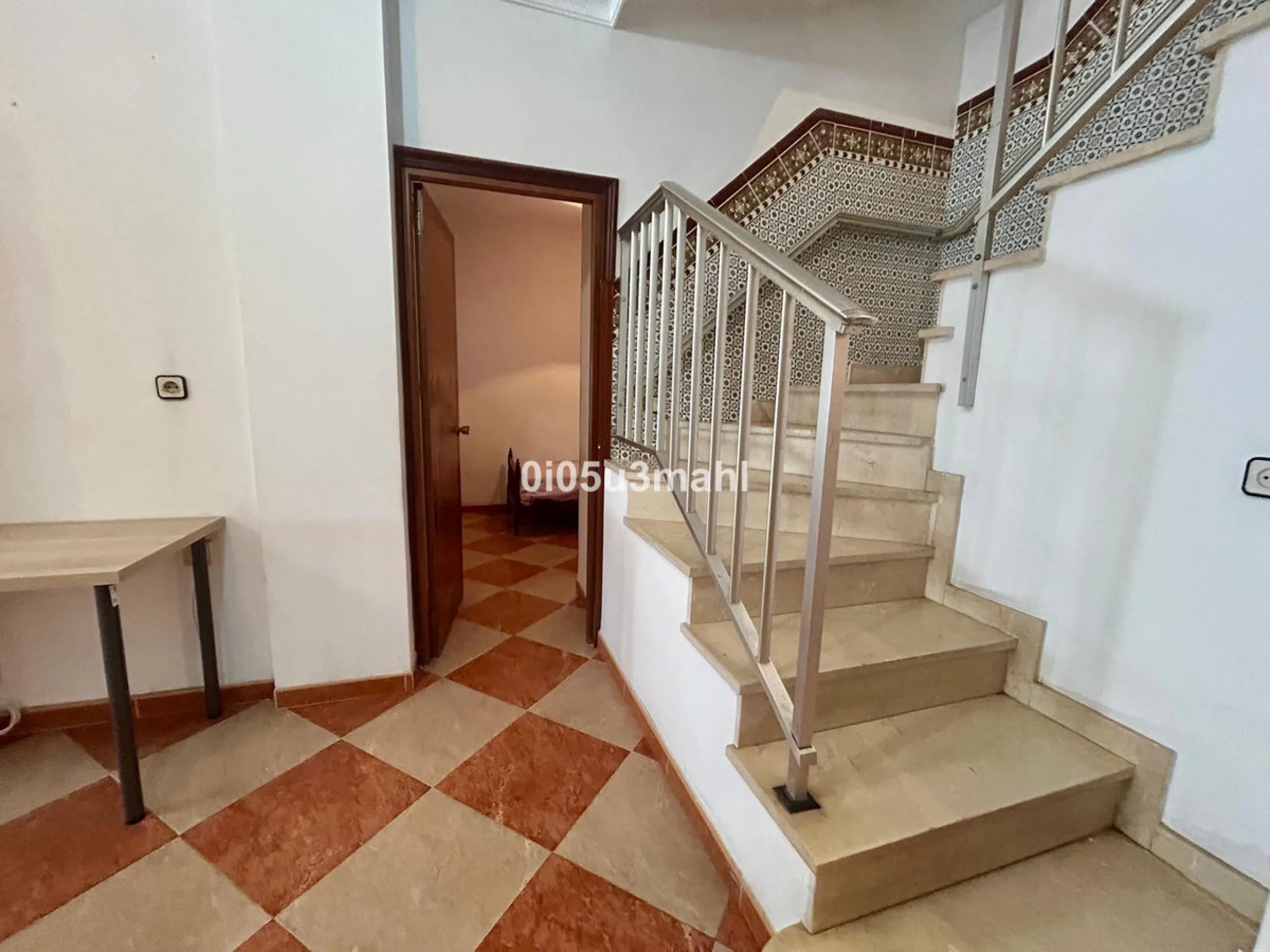 Discover this charming 180m2 house, according to the land registry, ideal for those seeking a customizable project.