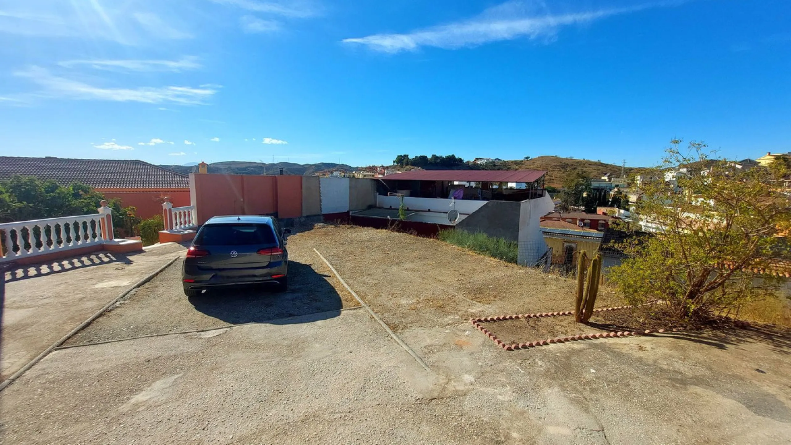 Huge house with large plot in Puerto de la Torre, 10 minutes from Avenida de Carlos Haya, privileged location in quiet area and minutes from Malaga, easy access to the highway. It is distributed in 5 bedrooms and 2 bathrooms, a large living room, terraces
