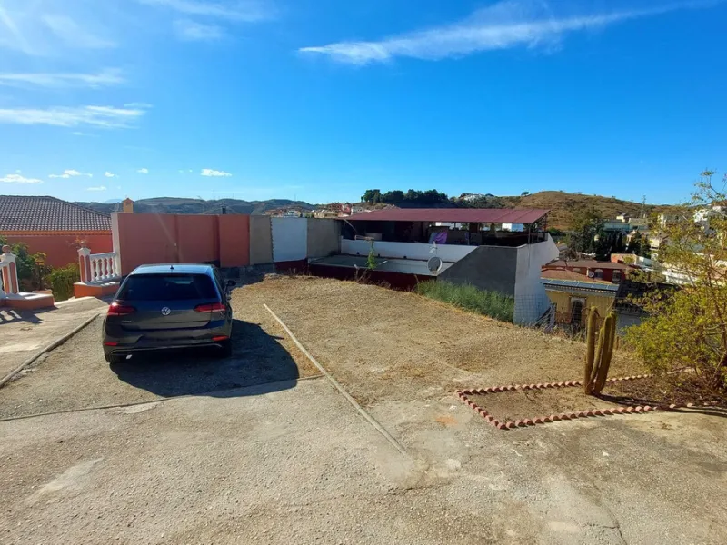 Huge house with large plot in Puerto de la Torre, 10 minutes from Avenida de Carlos Haya, privileged location in quiet area and minutes from Malaga, easy access to the highway. It is distributed in 5 bedrooms and 2 bathrooms, a large living room, terraces
