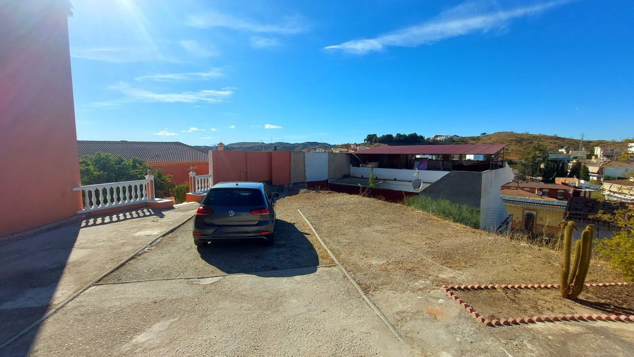 Huge house with large plot in Puerto de la Torre, 10 minutes from Avenida de Carlos Haya, privileged location in quiet area and minutes from Malaga, easy access to the highway. It is distributed in 5 bedrooms and 2 bathrooms, a large living room, terraces
