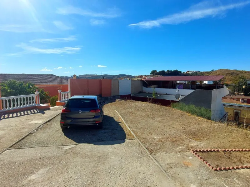 Huge house with large plot in Puerto de la Torre, 10 minutes from Avenida de Carlos Haya, privileged location in quiet area and minutes from Malaga, easy access to the highway. It is distributed in 5 bedrooms and 2 bathrooms, a large living room, terraces