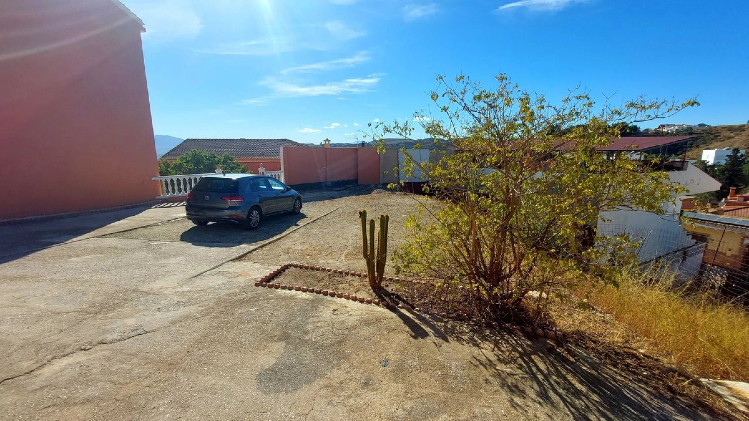 Huge house with large plot in Puerto de la Torre, 10 minutes from Avenida de Carlos Haya, privileged location in quiet area and minutes from Malaga, easy access to the highway. It is distributed in 5 bedrooms and 2 bathrooms, a large living room, terraces