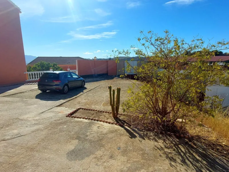Huge house with large plot in Puerto de la Torre, 10 minutes from Avenida de Carlos Haya, privileged location in quiet area and minutes from Malaga, easy access to the highway. It is distributed in 5 bedrooms and 2 bathrooms, a large living room, terraces