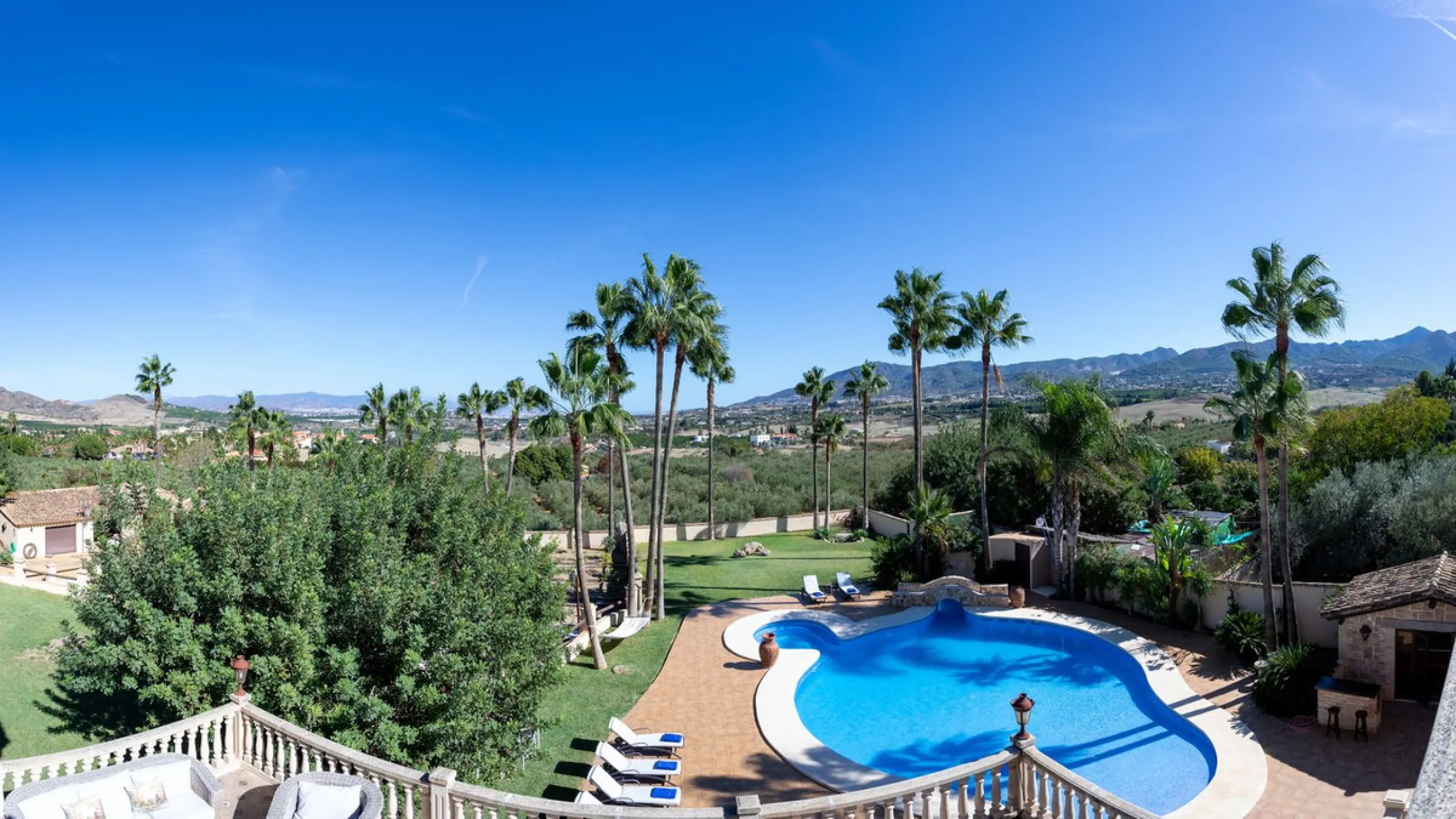 House - Finca - Cortijo в продаже в Alhaurín de la Torre, Málaga. В доме 8 спален и 6 ванных комнат. Площадь дома 659 м². Площадь участка 4613 м²