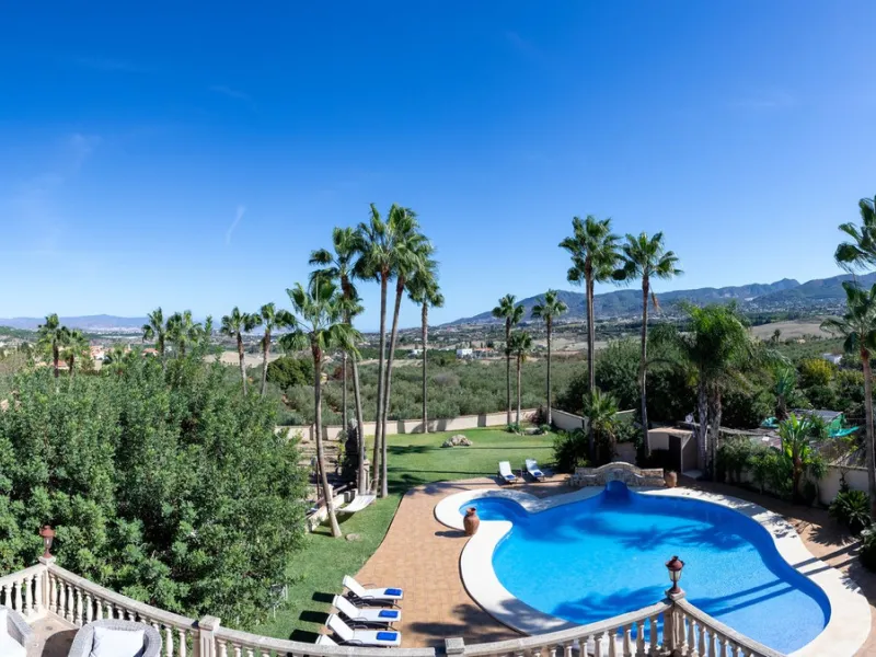 Discover this one-of-a-kind luxurious country estate —a perfect blend of modern elegance and rustic charm, situated just 20 minutes from Málaga Airport and near the lively town of Alhaurín de la Torre. The commanding mansion is beautifully encased in loca