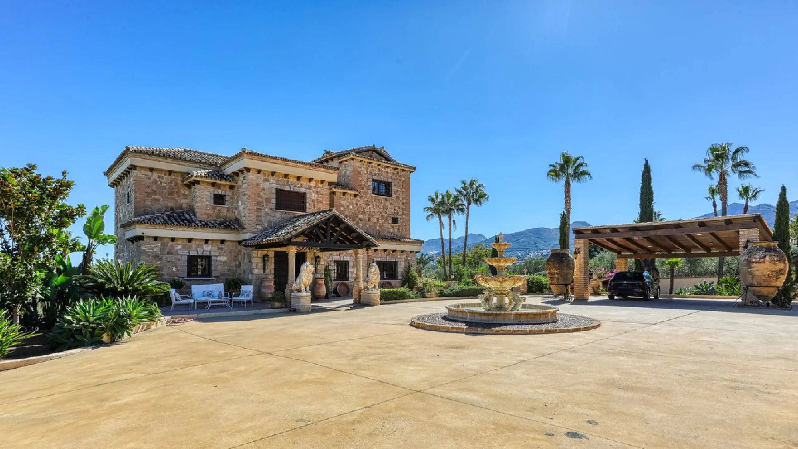 House - Finca - Cortijo в продаже в Alhaurín de la Torre, Málaga. В доме 8 спален и 6 ванных комнат. Площадь дома 659 м². Площадь участка 4613 м²