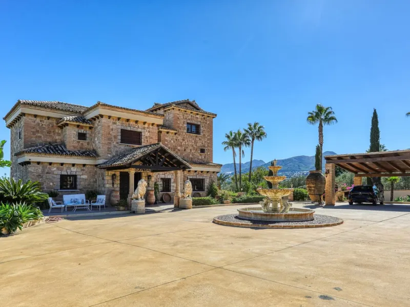 House - Finca - Cortijo в продаже в Alhaurín de la Torre, Málaga. В доме 8 спален и 6 ванных комнат. Площадь дома 659 м². Площадь участка 4613 м²