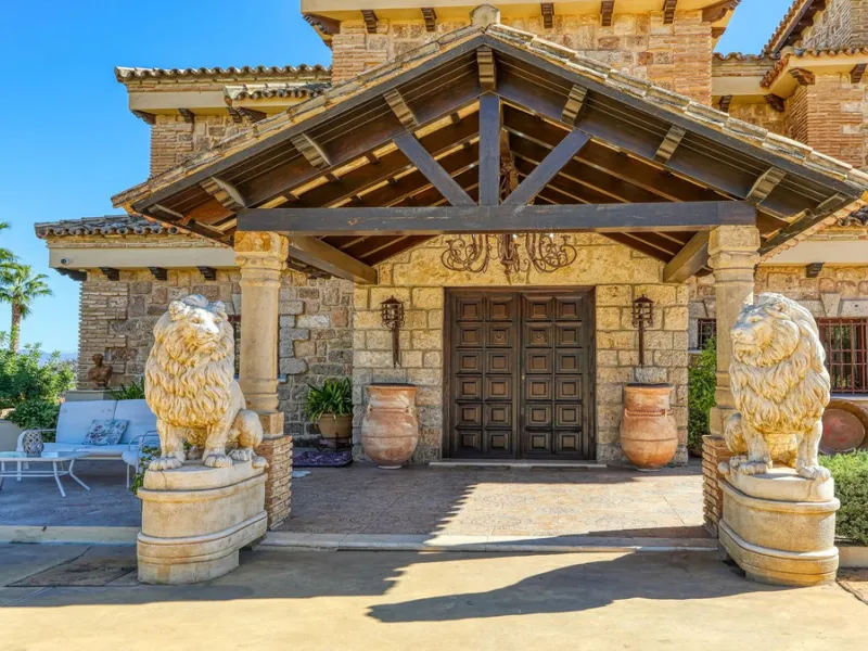 House - Finca - Cortijo в продаже в Alhaurín de la Torre, Málaga. В доме 8 спален и 6 ванных комнат. Площадь дома 659 м². Площадь участка 4613 м²