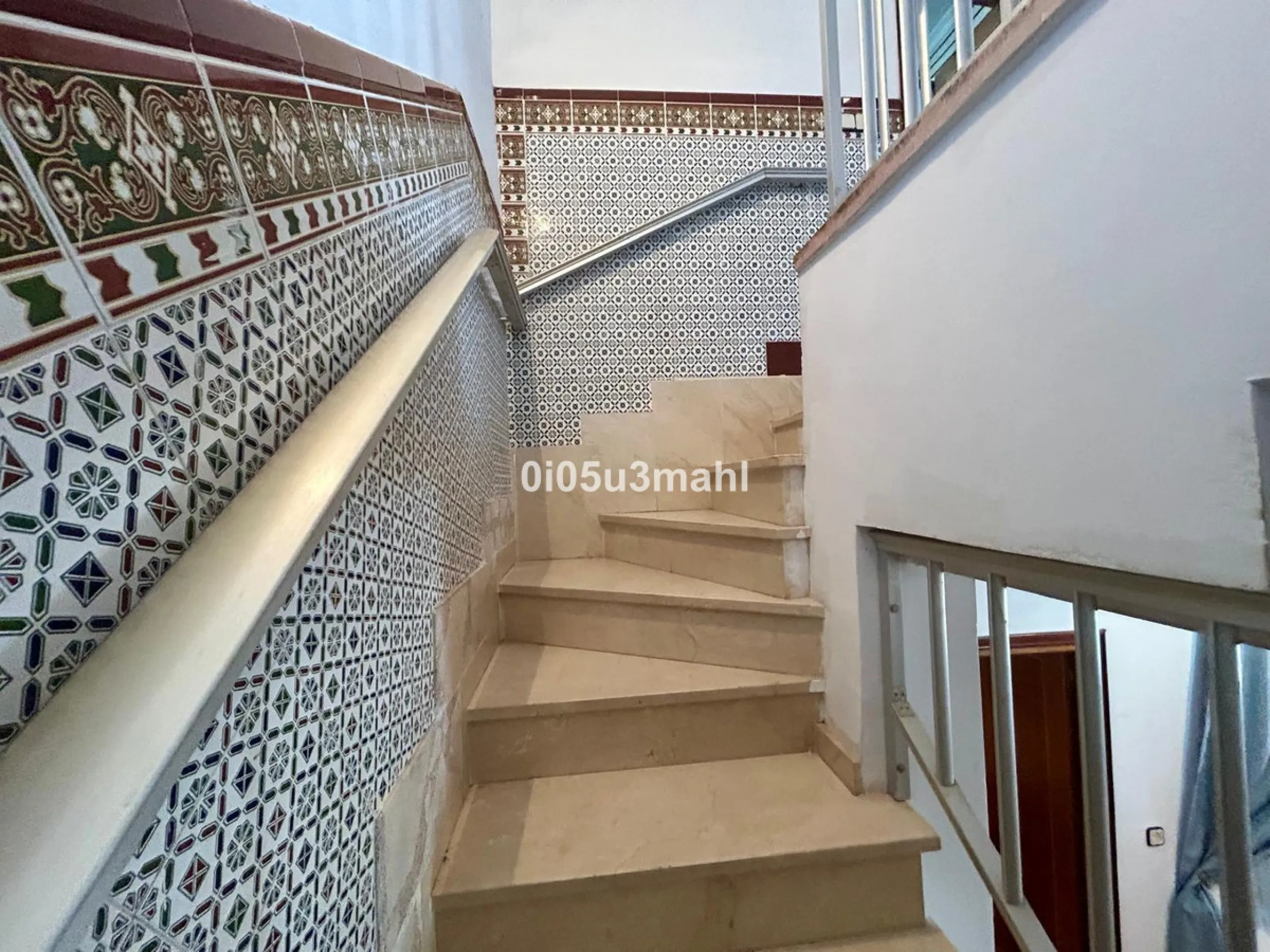 Discover this charming 180m2 house, according to the land registry, ideal for those seeking a customizable project.