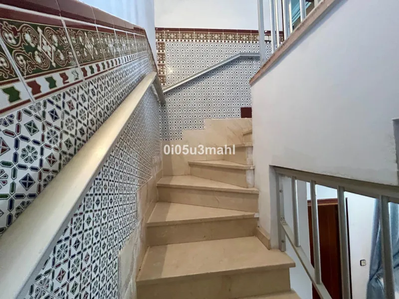 Discover this charming 180m2 house, according to the land registry, ideal for those seeking a customizable project.