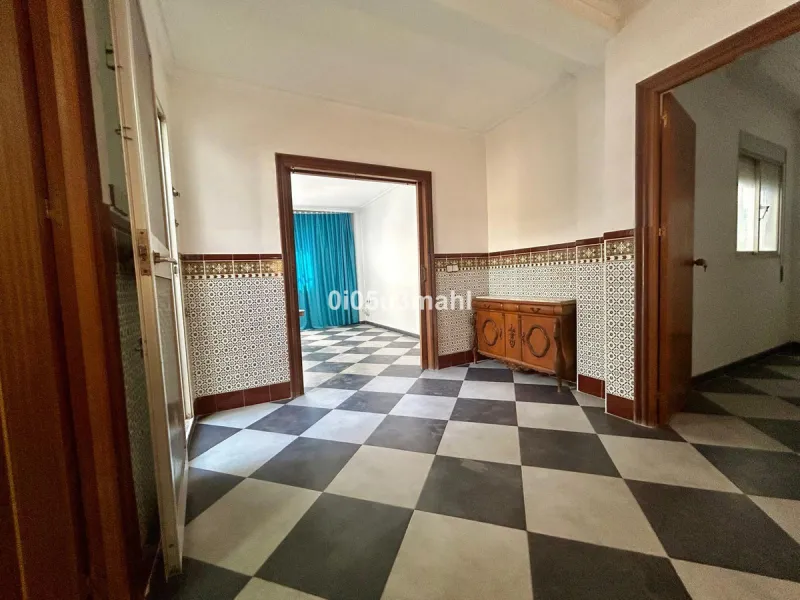 Discover this charming 180m2 house, according to the land registry, ideal for those seeking a customizable project.