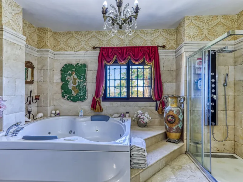 House - Finca - Cortijo в продаже в Alhaurín de la Torre, Málaga. В доме 8 спален и 6 ванных комнат. Площадь дома 659 м². Площадь участка 4613 м²