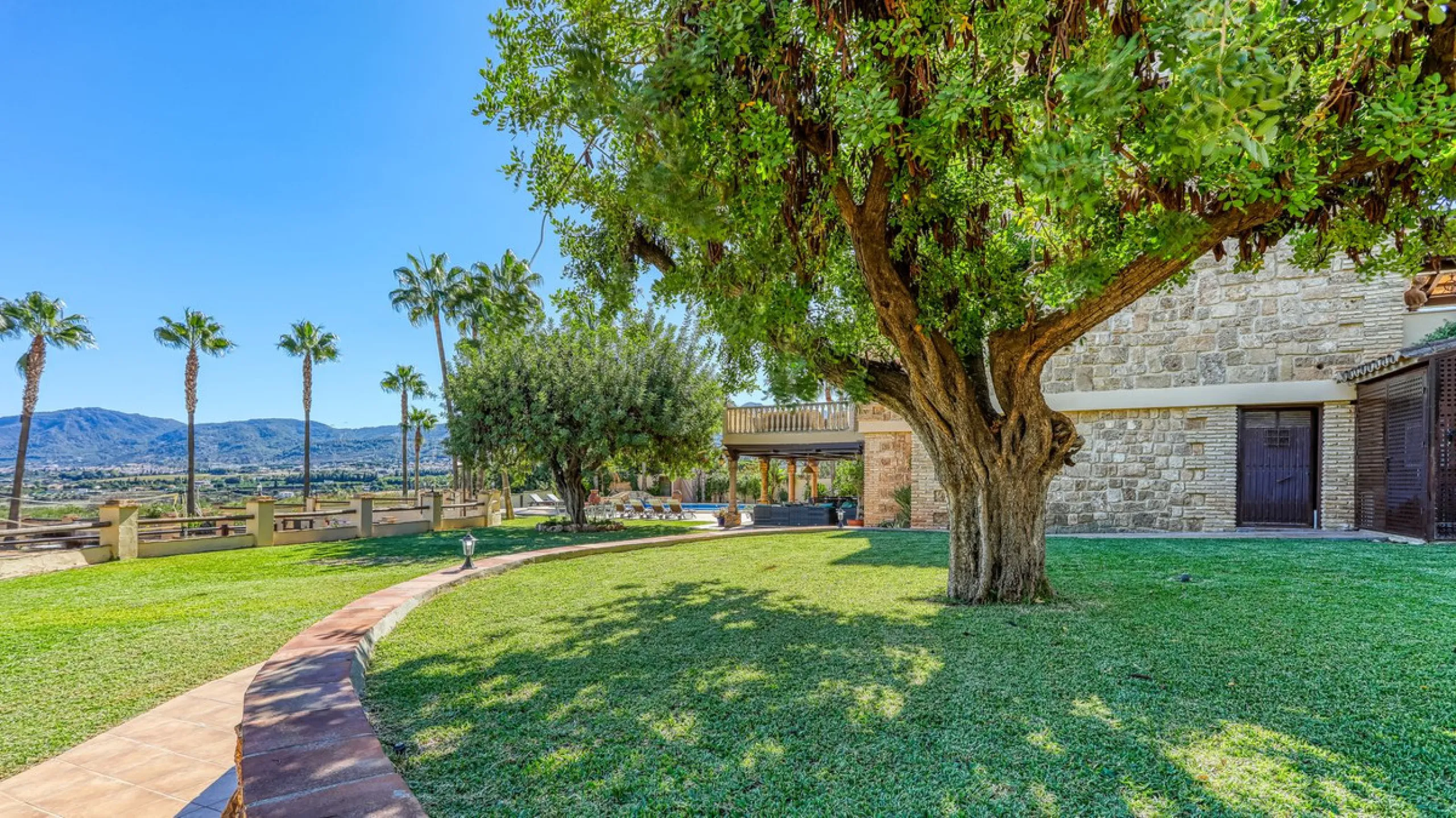 House - Finca - Cortijo в продаже в Alhaurín de la Torre, Málaga. В доме 8 спален и 6 ванных комнат. Площадь дома 659 м². Площадь участка 4613 м²