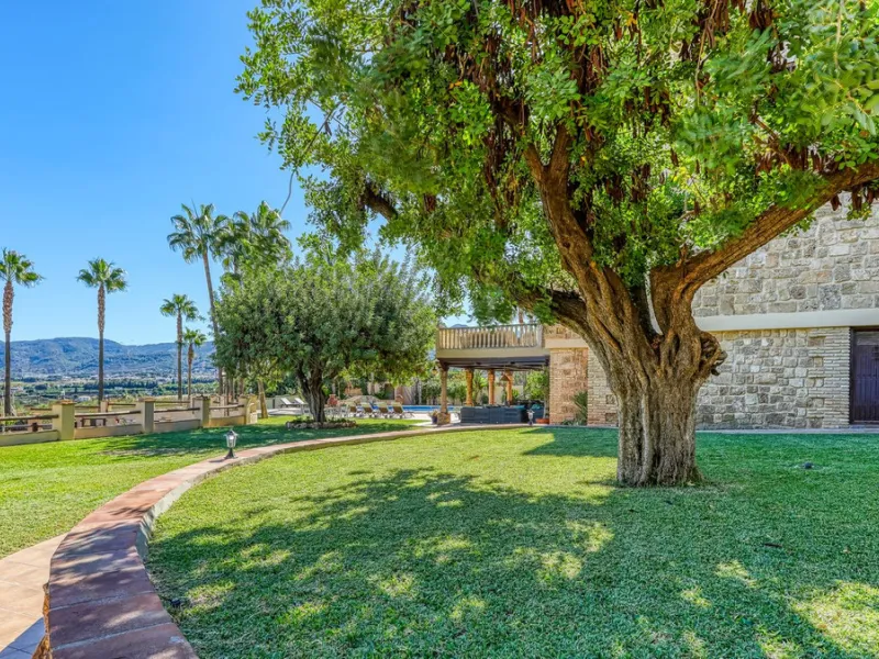 House - Finca - Cortijo в продаже в Alhaurín de la Torre, Málaga. В доме 8 спален и 6 ванных комнат. Площадь дома 659 м². Площадь участка 4613 м²