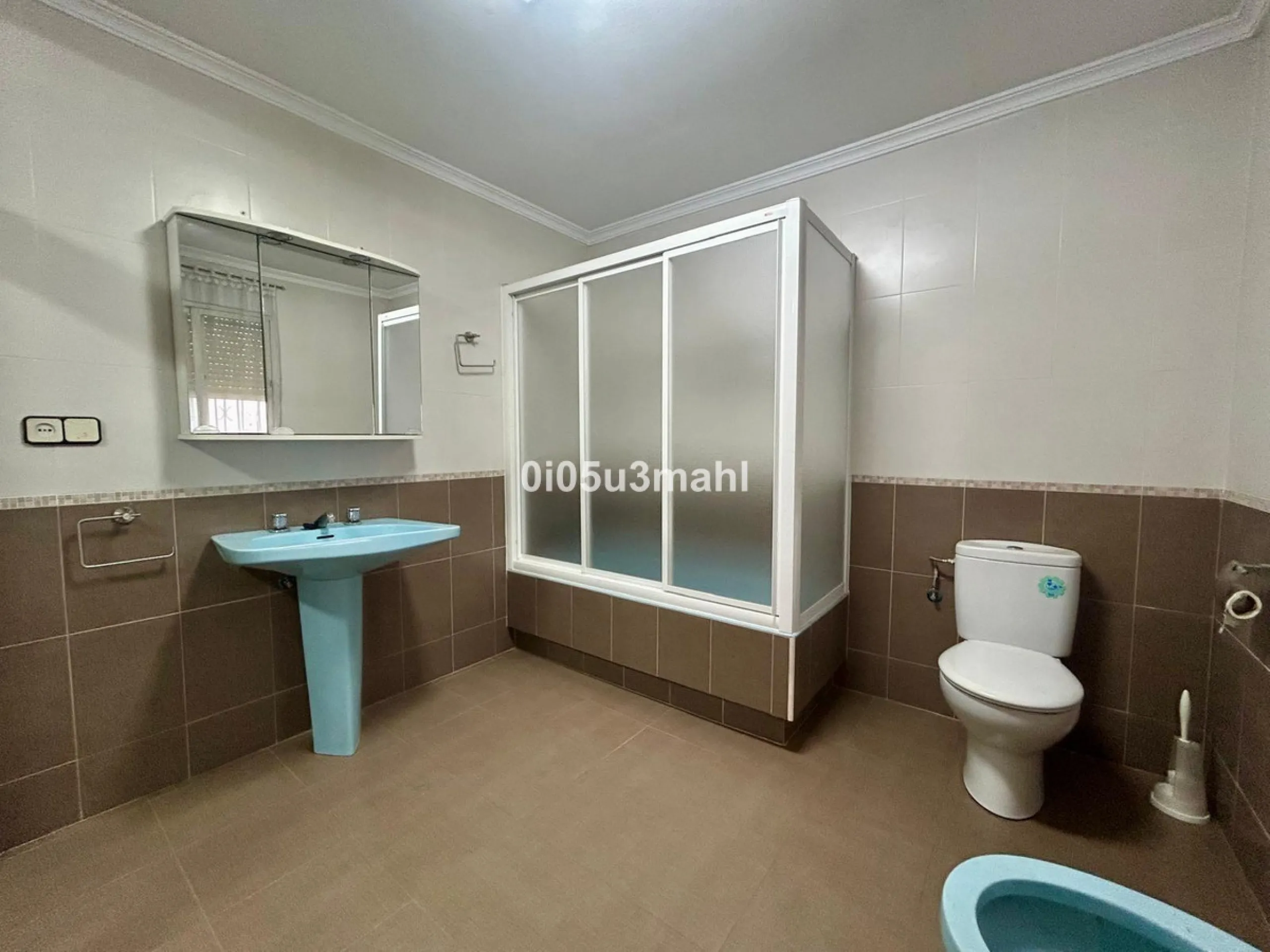 Discover this charming 180m2 house, according to the land registry, ideal for those seeking a customizable project.