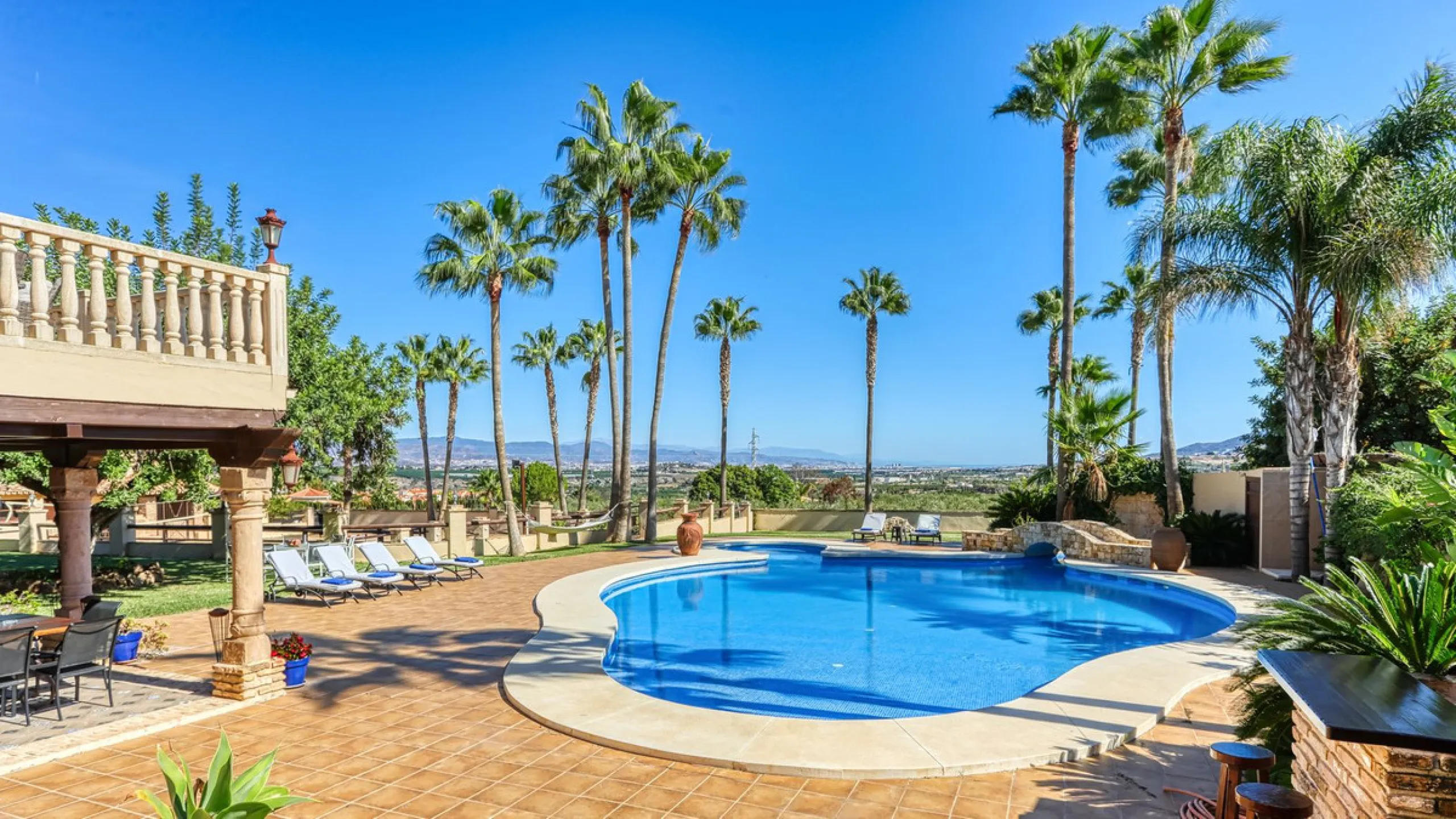 House - Finca - Cortijo в продаже в Alhaurín de la Torre, Málaga. В доме 8 спален и 6 ванных комнат. Площадь дома 659 м². Площадь участка 4613 м²