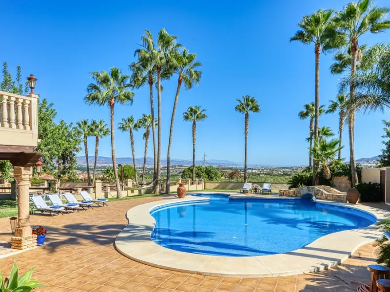 House - Finca - Cortijo в продаже в Alhaurín de la Torre, Málaga. В доме 8 спален и 6 ванных комнат. Площадь дома 659 м². Площадь участка 4613 м²