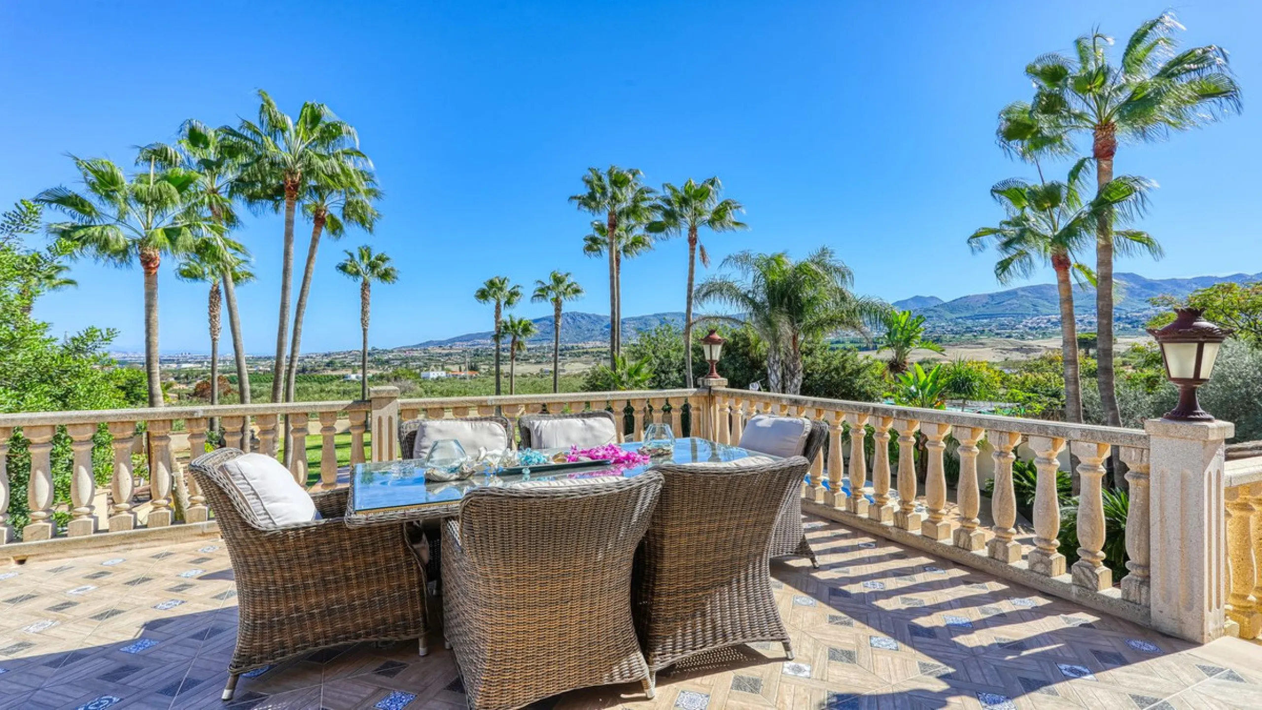 House - Finca - Cortijo в продаже в Alhaurín de la Torre, Málaga. В доме 8 спален и 6 ванных комнат. Площадь дома 659 м². Площадь участка 4613 м²