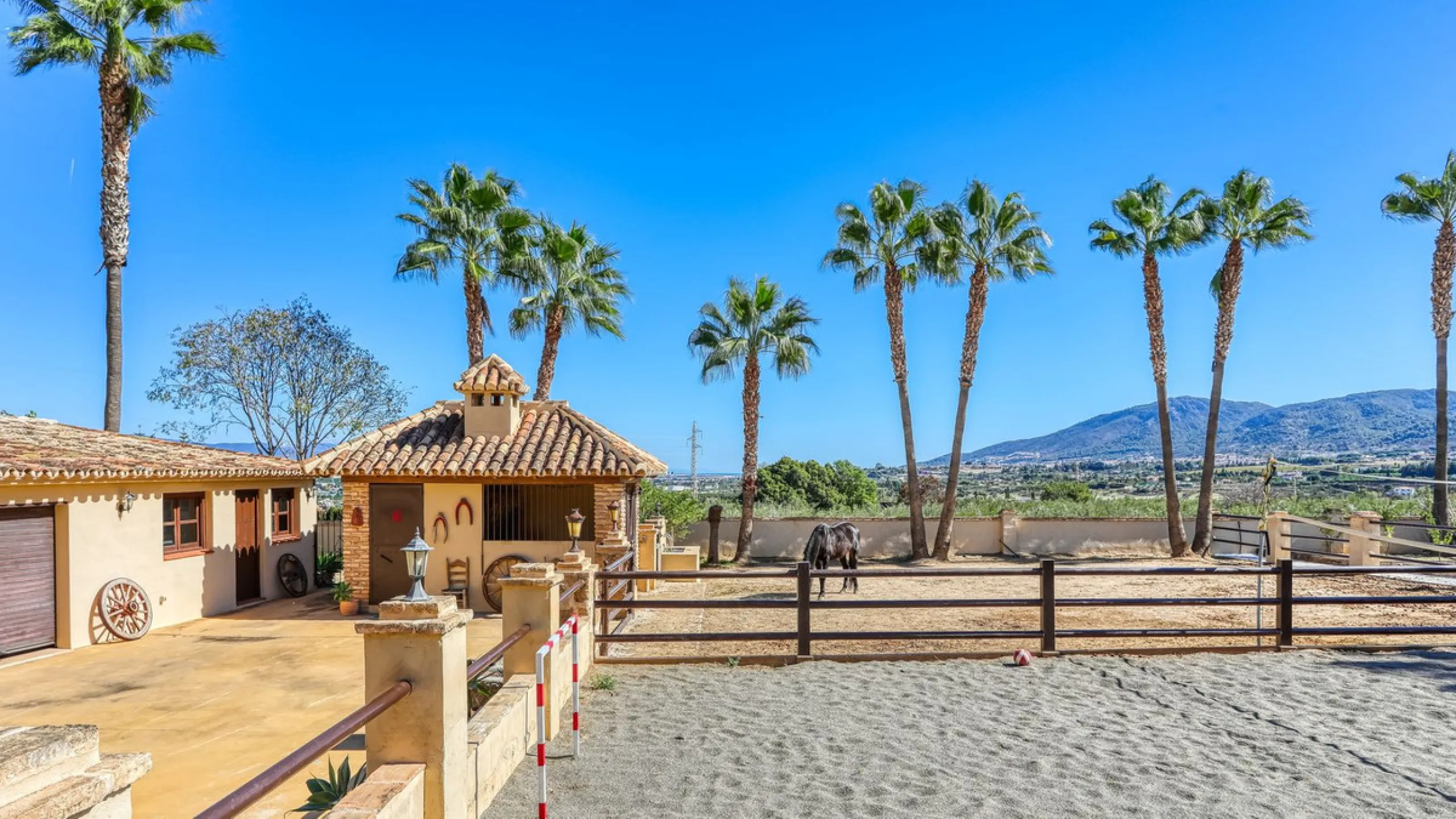 House - Finca - Cortijo в продаже в Alhaurín de la Torre, Málaga. В доме 8 спален и 6 ванных комнат. Площадь дома 659 м². Площадь участка 4613 м²
