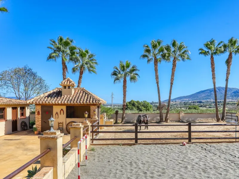 House - Finca - Cortijo в продаже в Alhaurín de la Torre, Málaga. В доме 8 спален и 6 ванных комнат. Площадь дома 659 м². Площадь участка 4613 м²