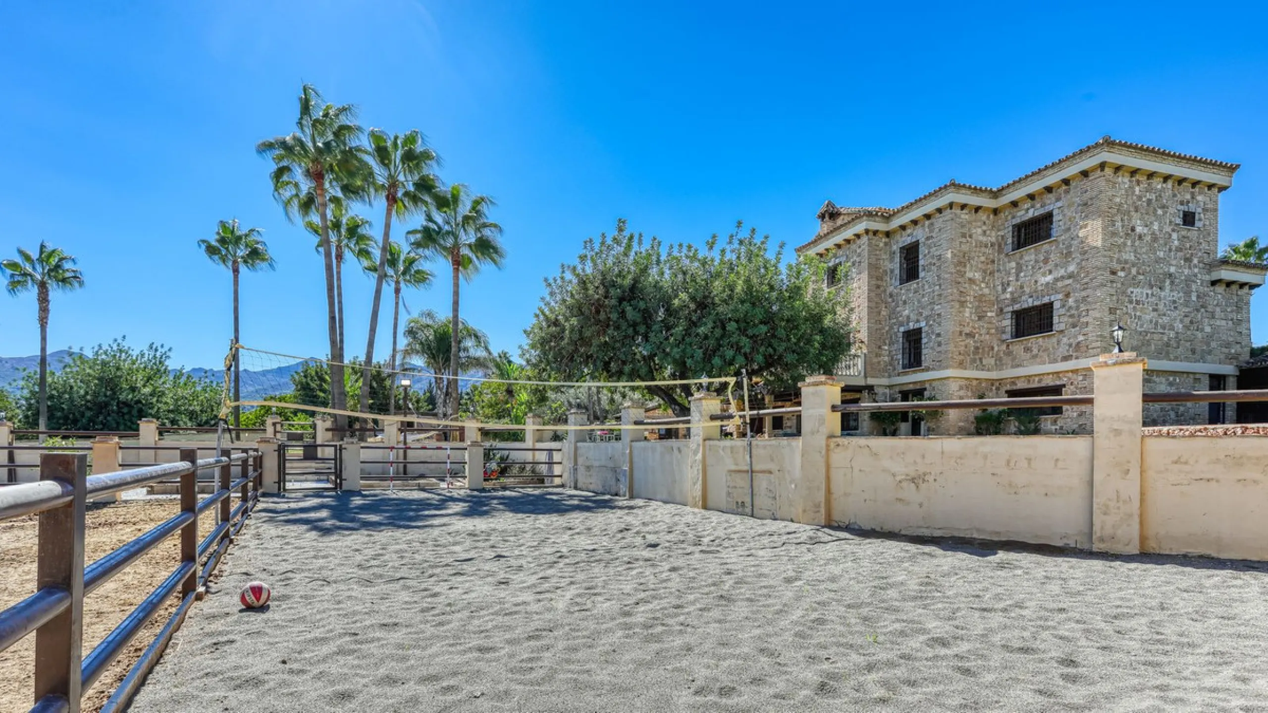 House - Finca - Cortijo в продаже в Alhaurín de la Torre, Málaga. В доме 8 спален и 6 ванных комнат. Площадь дома 659 м². Площадь участка 4613 м²