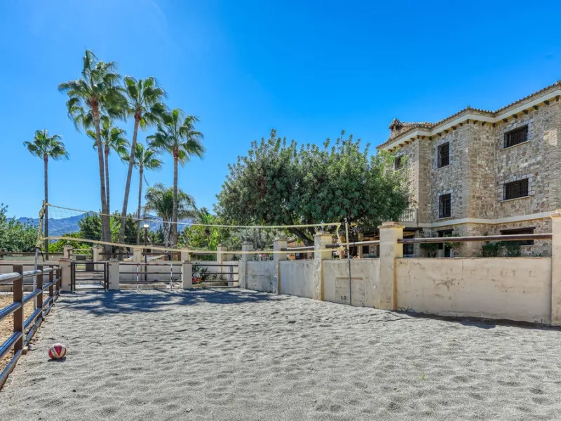 House - Finca - Cortijo в продаже в Alhaurín de la Torre, Málaga. В доме 8 спален и 6 ванных комнат. Площадь дома 659 м². Площадь участка 4613 м²