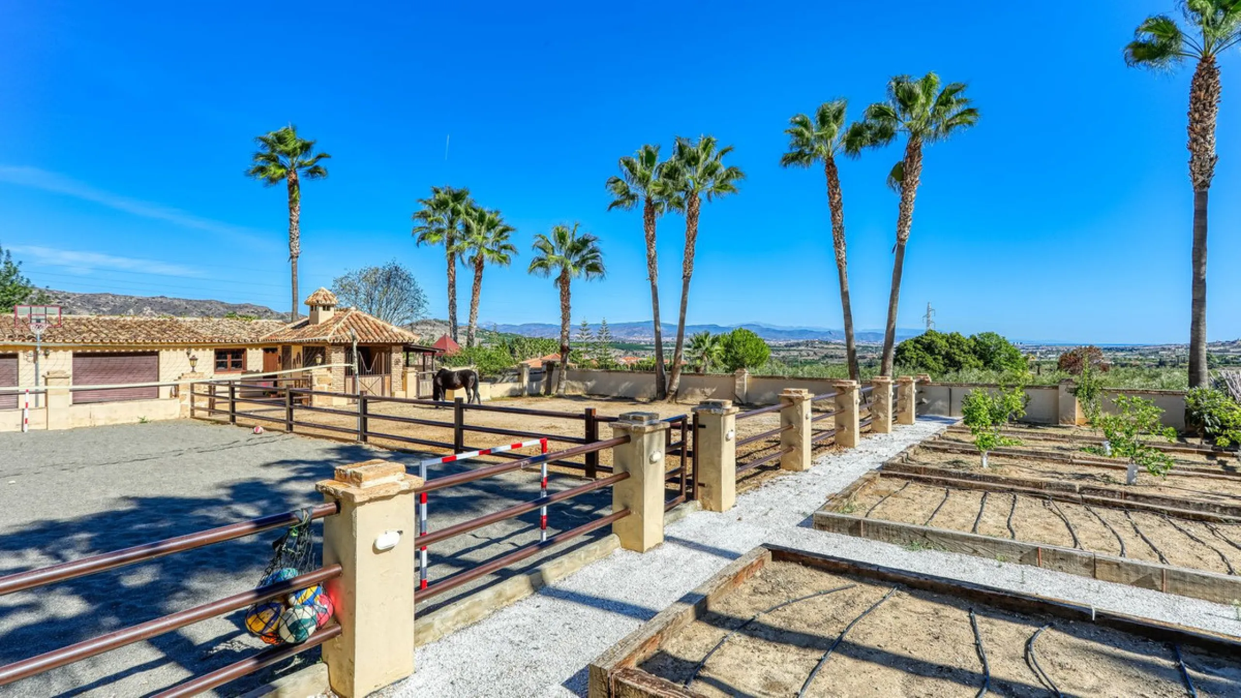 House - Finca - Cortijo в продаже в Alhaurín de la Torre, Málaga. В доме 8 спален и 6 ванных комнат. Площадь дома 659 м². Площадь участка 4613 м²