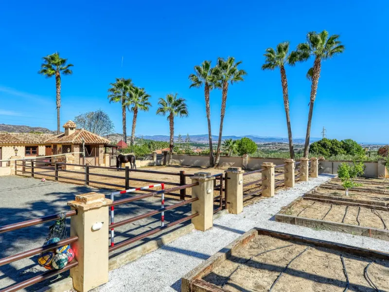 House - Finca - Cortijo в продаже в Alhaurín de la Torre, Málaga. В доме 8 спален и 6 ванных комнат. Площадь дома 659 м². Площадь участка 4613 м²