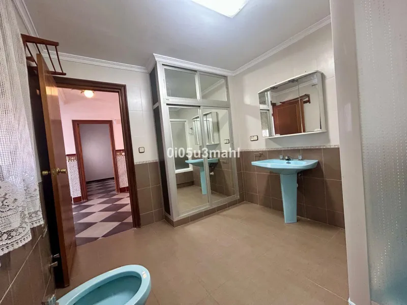 Discover this charming 180m2 house, according to the land registry, ideal for those seeking a customizable project.
