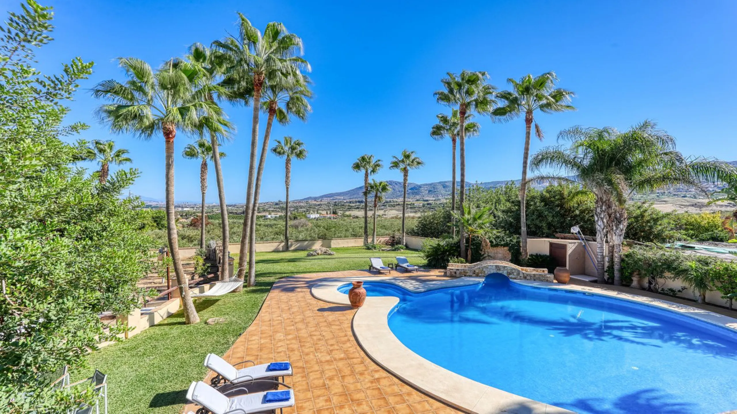 House - Finca - Cortijo в продаже в Alhaurín de la Torre, Málaga. В доме 8 спален и 6 ванных комнат. Площадь дома 659 м². Площадь участка 4613 м²