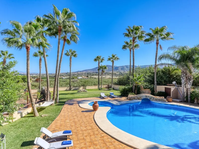 House - Finca - Cortijo в продаже в Alhaurín de la Torre, Málaga. В доме 8 спален и 6 ванных комнат. Площадь дома 659 м². Площадь участка 4613 м²
