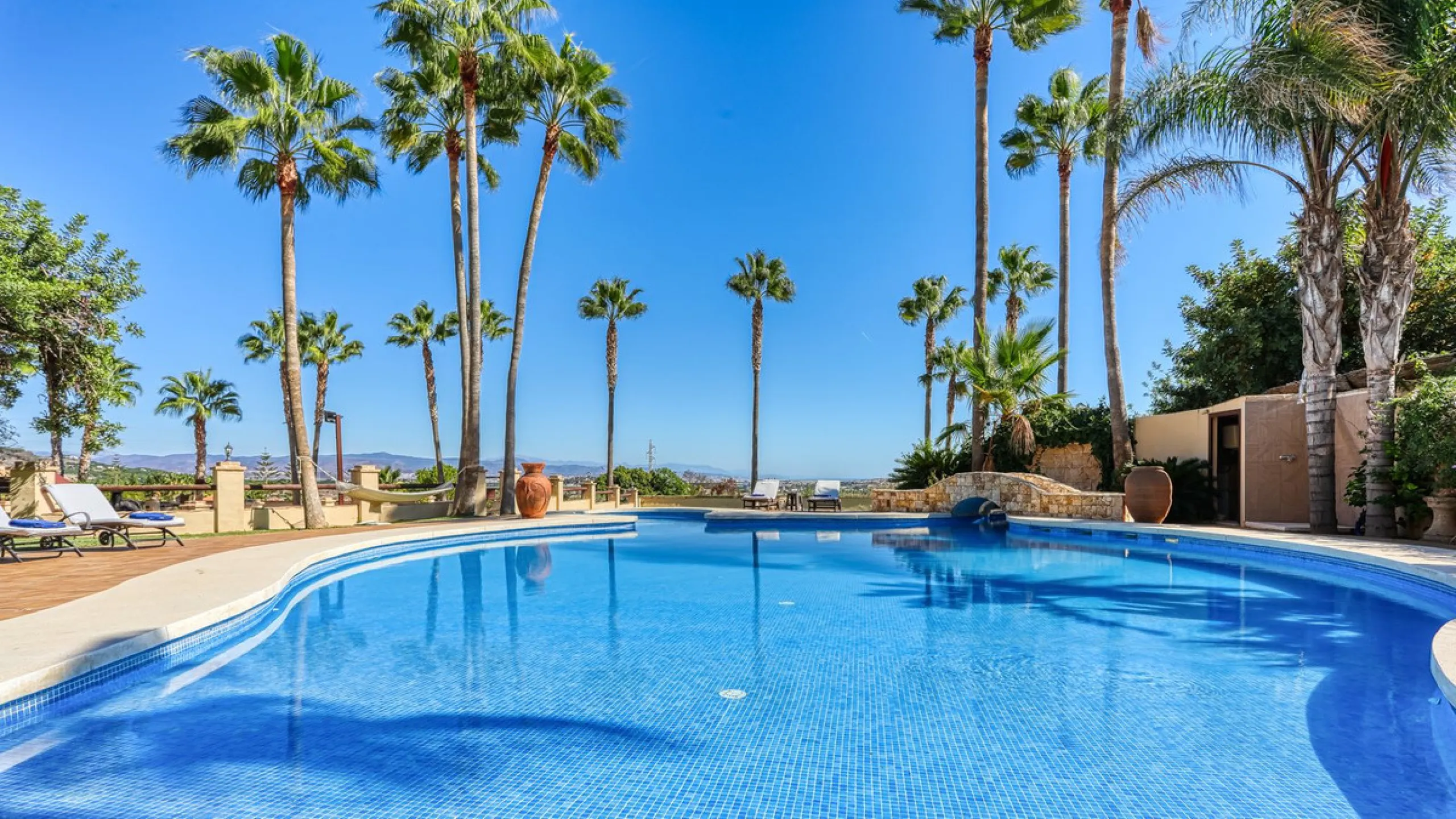 House - Finca - Cortijo в продаже в Alhaurín de la Torre, Málaga. В доме 8 спален и 6 ванных комнат. Площадь дома 659 м². Площадь участка 4613 м²