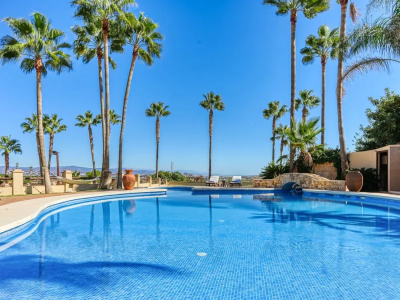 House - Finca - Cortijo в продаже в Alhaurín de la Torre, Málaga. В доме 8 спален и 6 ванных комнат. Площадь дома 659 м². Площадь участка 4613 м²