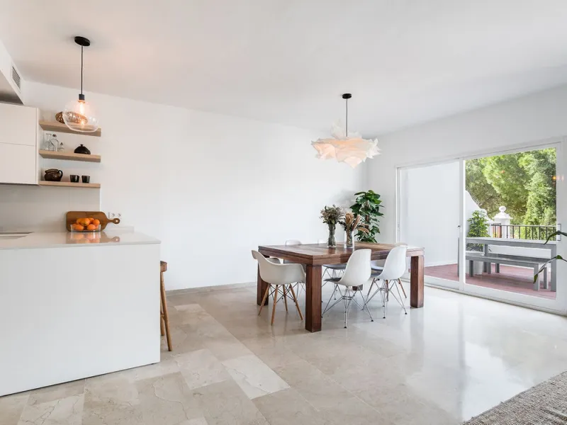 Large family 4-level corner unit townhouse located in a front line golf gated complex in La Quinta, Benahavís. It comprises, on the main level: open-plan fully fitted and equipped kitchen; living and dining area with access to a terrace offering lovely vi