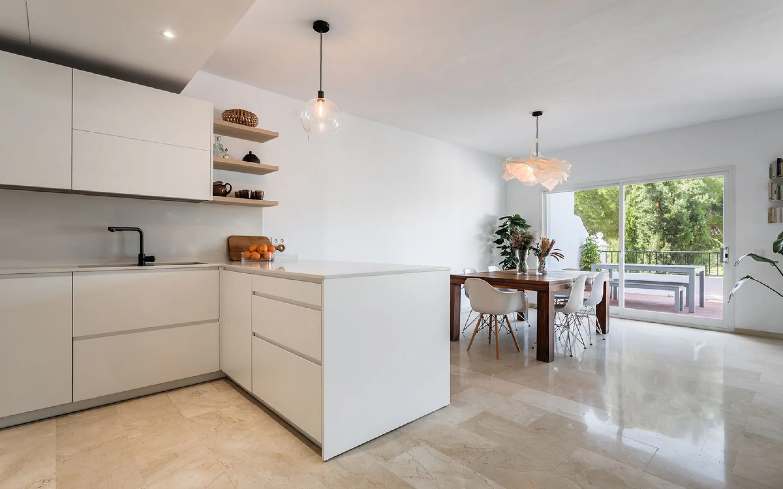 House - Townhouse в продаже в Benahavís, Málaga. В доме 4 спален и 4 ванных комнат. Площадь дома 283 м²