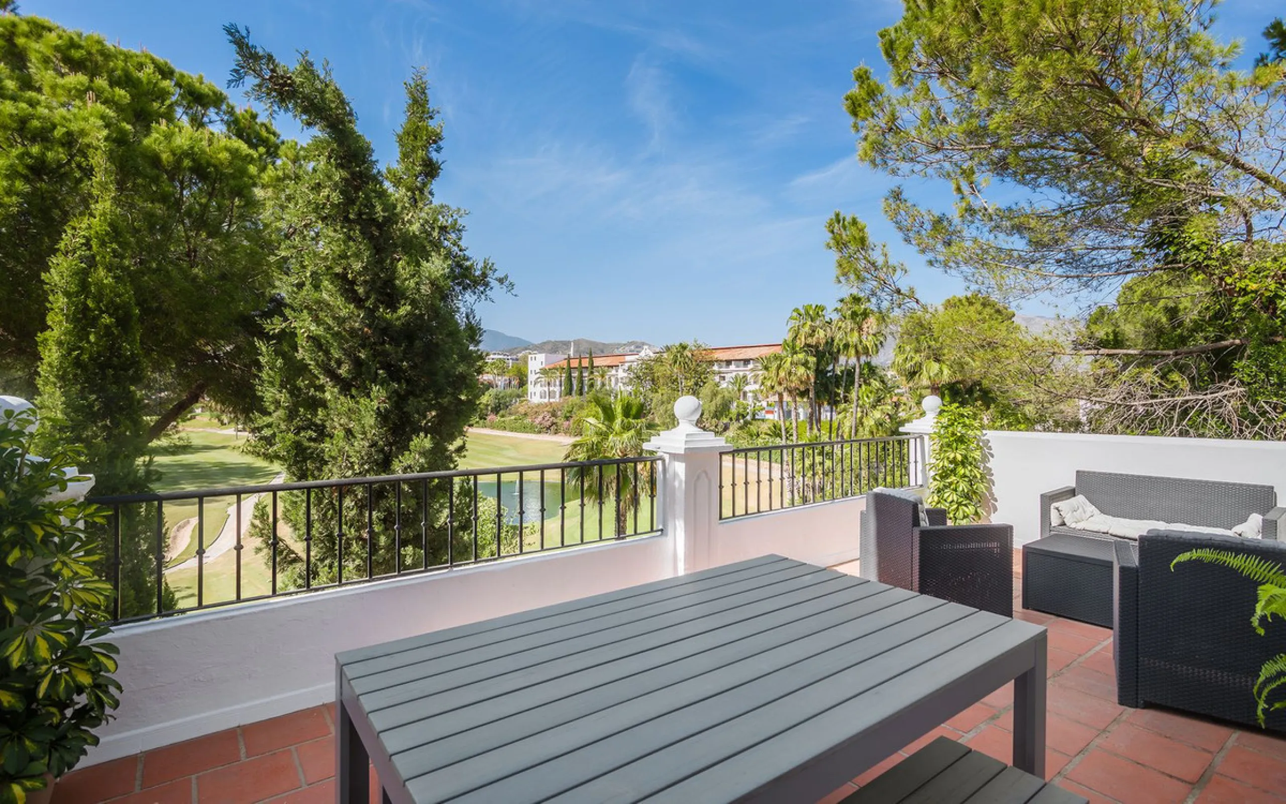 House - Townhouse в продаже в Benahavís, Málaga. В доме 4 спален и 4 ванных комнат. Площадь дома 283 м²