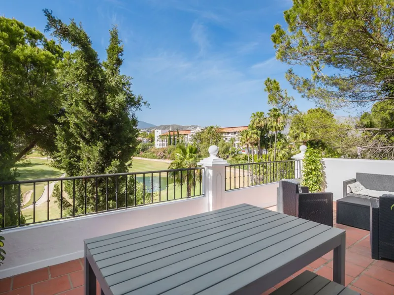 House - Townhouse в продаже в Benahavís, Málaga. В доме 4 спален и 4 ванных комнат. Площадь дома 283 м²