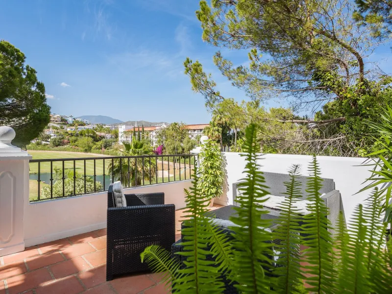 House - Townhouse в продаже в Benahavís, Málaga. В доме 4 спален и 4 ванных комнат. Площадь дома 283 м²