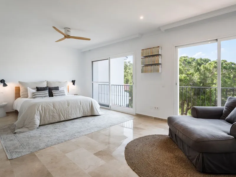 House - Townhouse в продаже в Benahavís, Málaga. В доме 4 спален и 4 ванных комнат. Площадь дома 283 м²