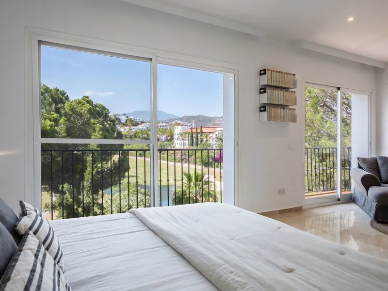 House - Townhouse в продаже в Benahavís, Málaga. В доме 4 спален и 4 ванных комнат. Площадь дома 283 м²