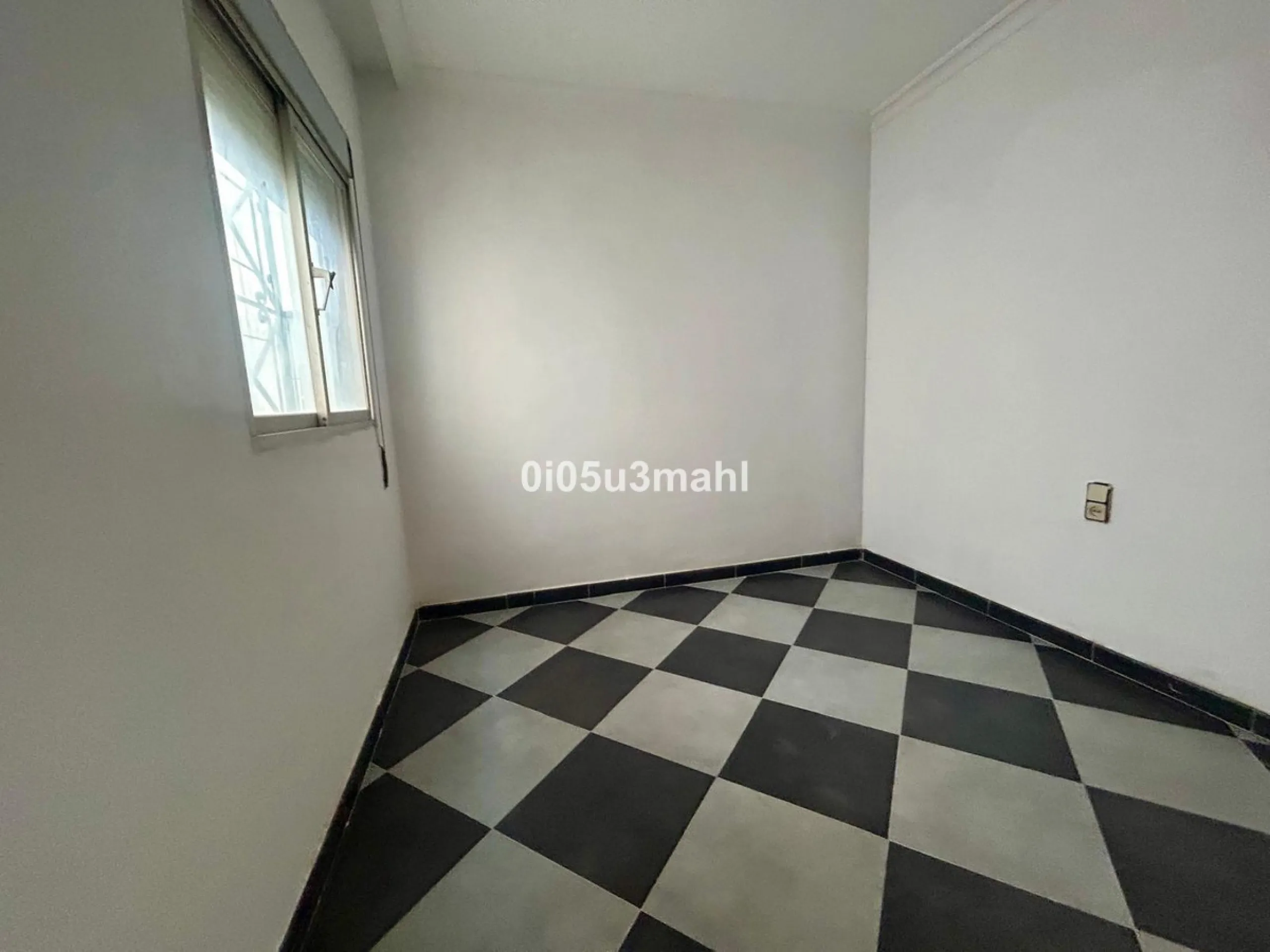 Discover this charming 180m2 house, according to the land registry, ideal for those seeking a customizable project.
