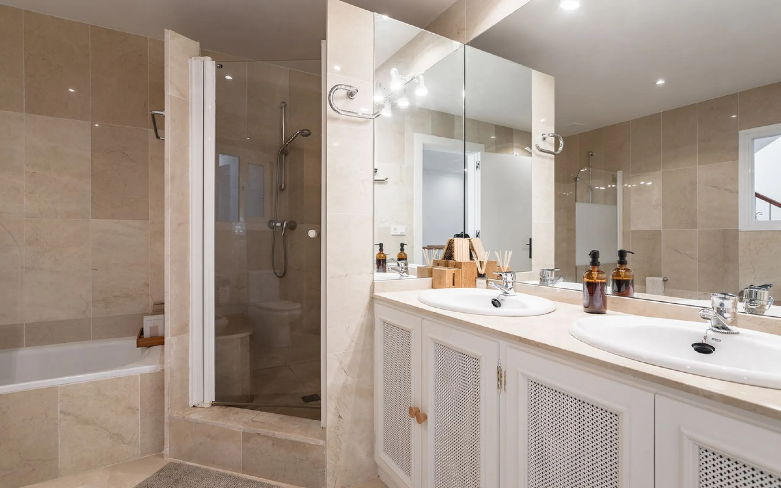 House - Townhouse в продаже в Benahavís, Málaga. В доме 4 спален и 4 ванных комнат. Площадь дома 283 м²