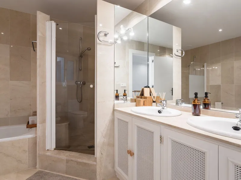 House - Townhouse в продаже в Benahavís, Málaga. В доме 4 спален и 4 ванных комнат. Площадь дома 283 м²