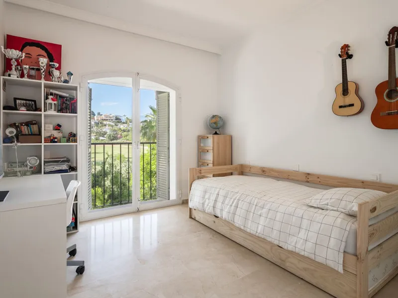 House - Townhouse в продаже в Benahavís, Málaga. В доме 4 спален и 4 ванных комнат. Площадь дома 283 м²