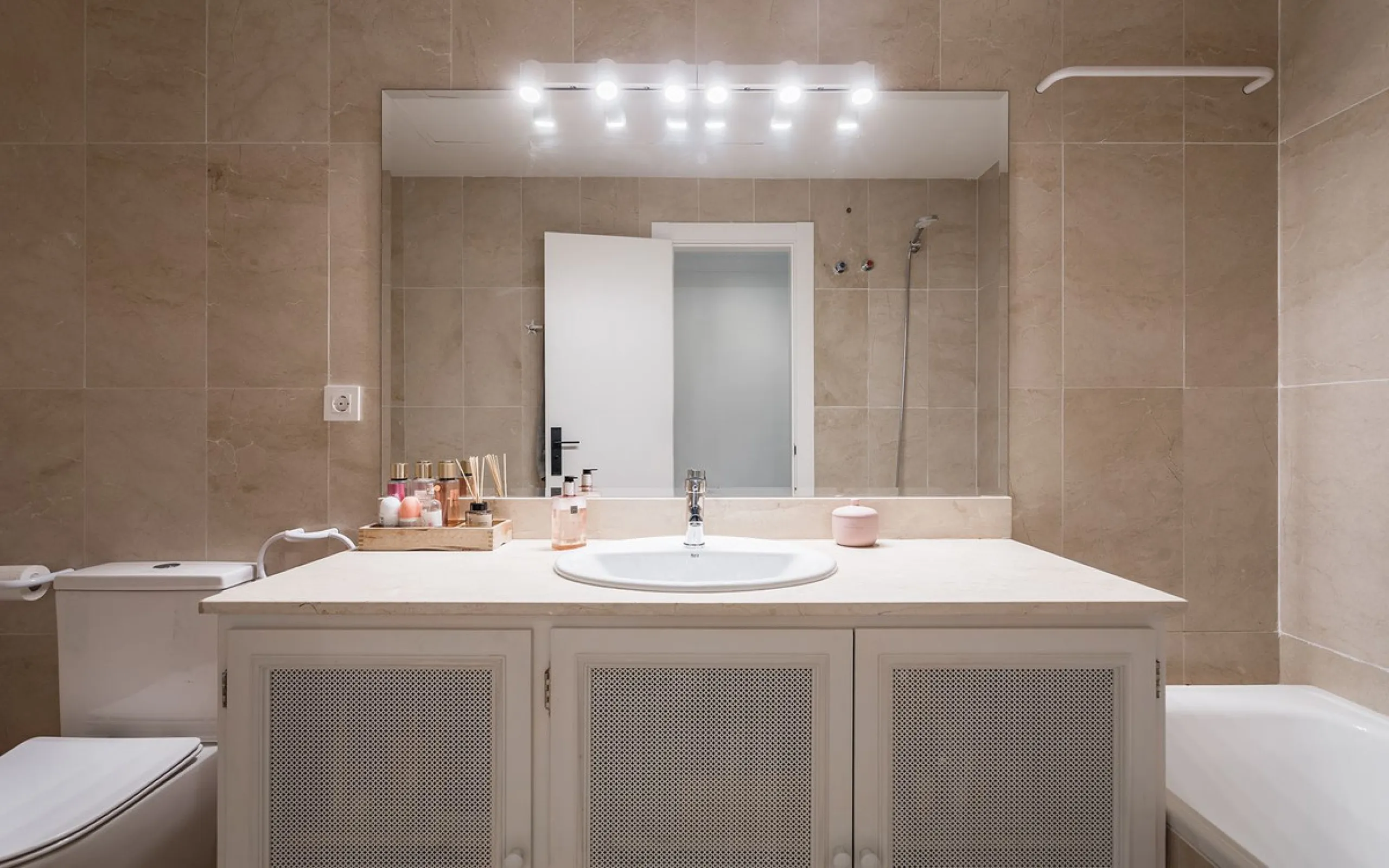 House - Townhouse в продаже в Benahavís, Málaga. В доме 4 спален и 4 ванных комнат. Площадь дома 283 м²