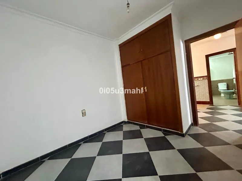 Discover this charming 180m2 house, according to the land registry, ideal for those seeking a customizable project.